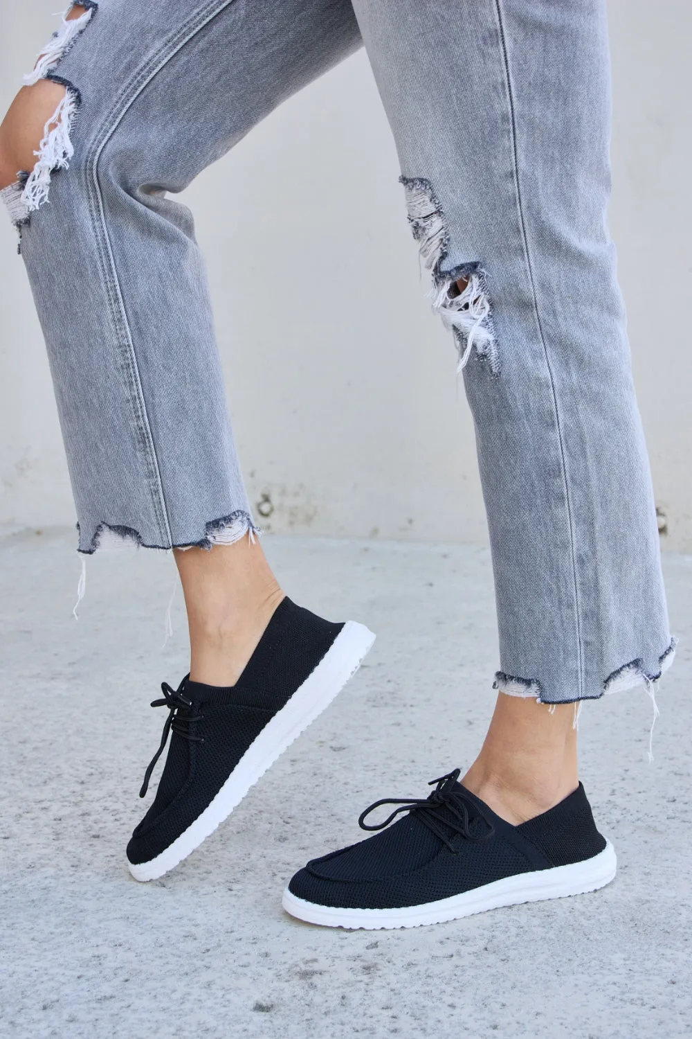 Forever Link Flat Round Toe Lace-Up Black Low Top Lightweight Comfy Sneakers
